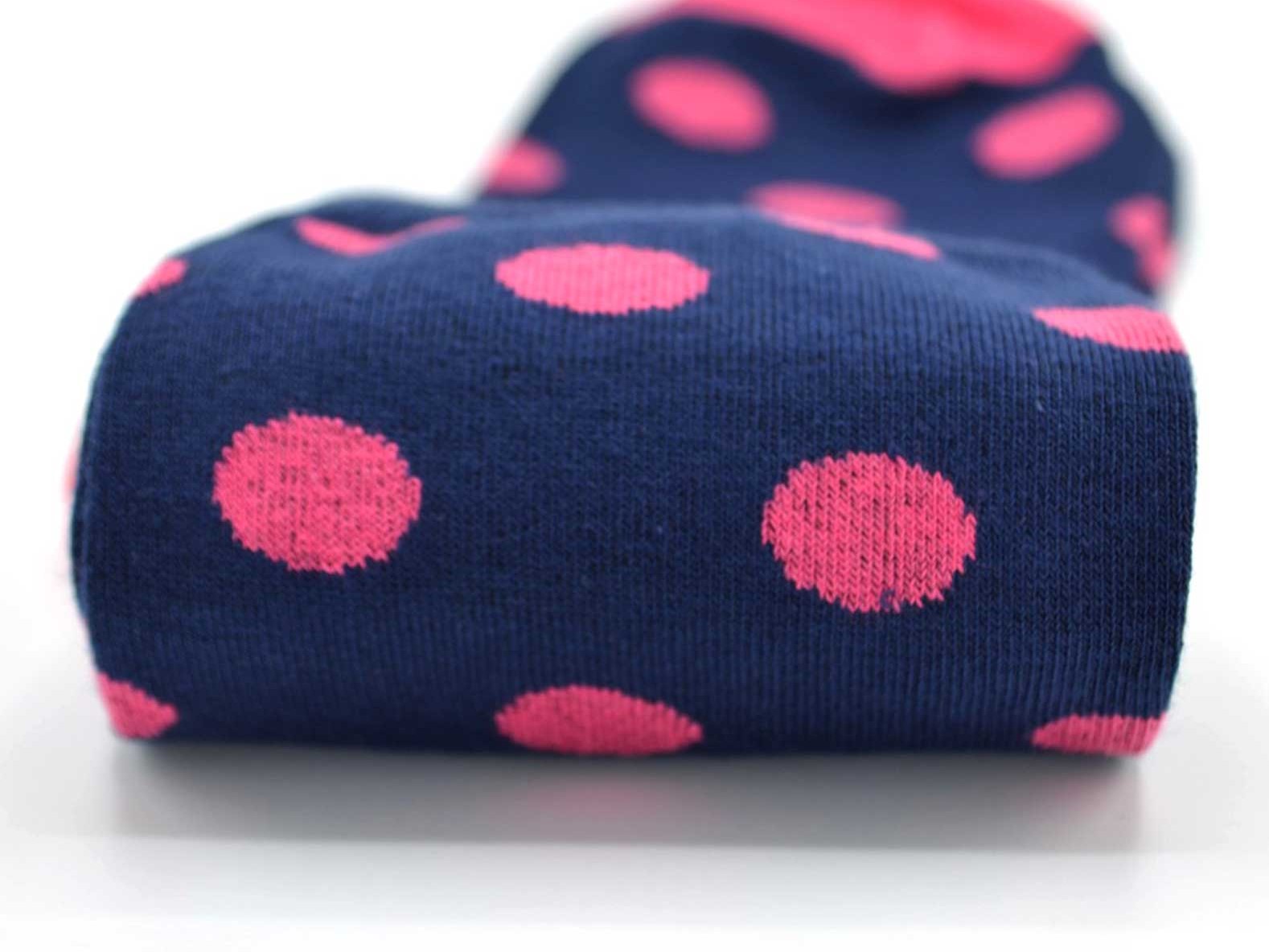 chaussettes-fantaisie-hommes-femmes-en-coton-bleu-marine-à-motif-gros-pois-roses-remaillées-à-la-main